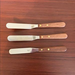 3 normal size icing spreaders